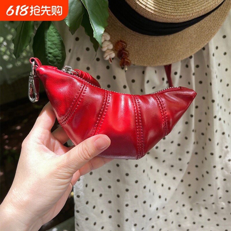 小众设计软皮挂脖牛角包女新款迷你复古精致挂绳可颂饺子包零钱包