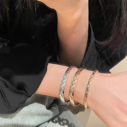 高级感小香风菱格纹手镯女镀厚18k玫瑰金带轻奢小众镶钻黄金白金