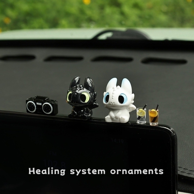 车内汽车饰品黑白小飞龙可爱公仔车载中控台玩偶显示屏幕趴趴摆件