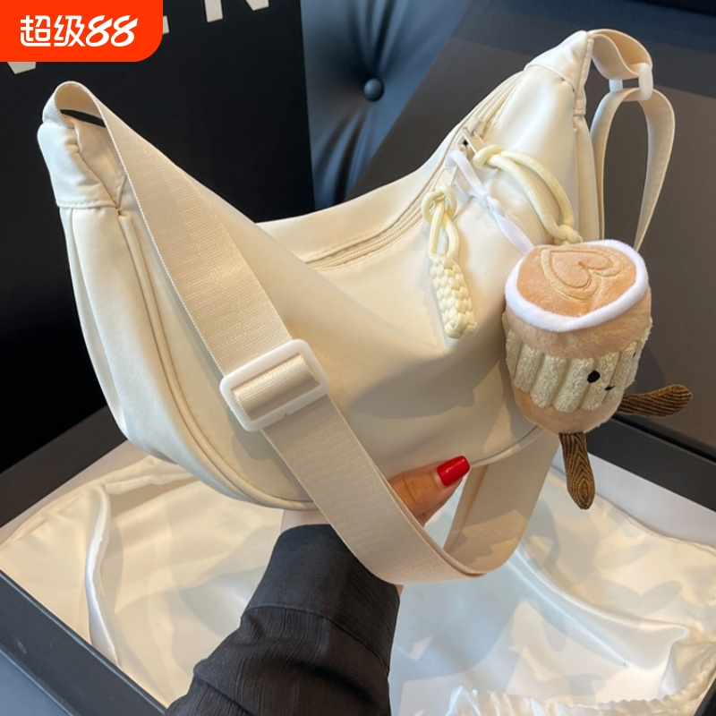 多巴胺月牙饺子包2025新款百搭糖果色斜挎包女休闲轻便单肩小挎包