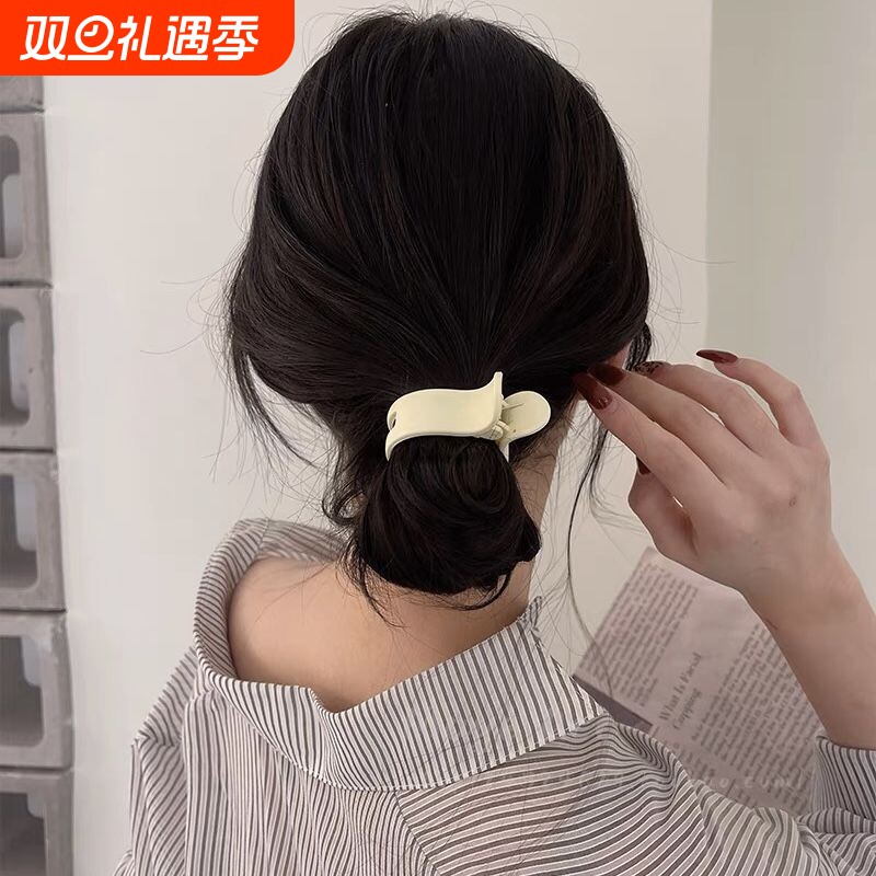 简约低马尾抓夹高级感