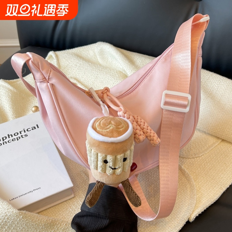 多巴胺月牙饺子包2025新款百搭糖果色斜挎包女休闲轻便单肩小挎包
