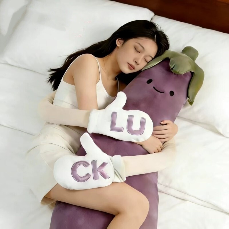 茄子大王哄睡拍打抱枕女生睡觉图片