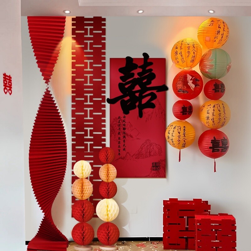 婚房布置男方客厅沙发kt板背景墙结婚装饰女方卧室婚礼喜字蜂窝球