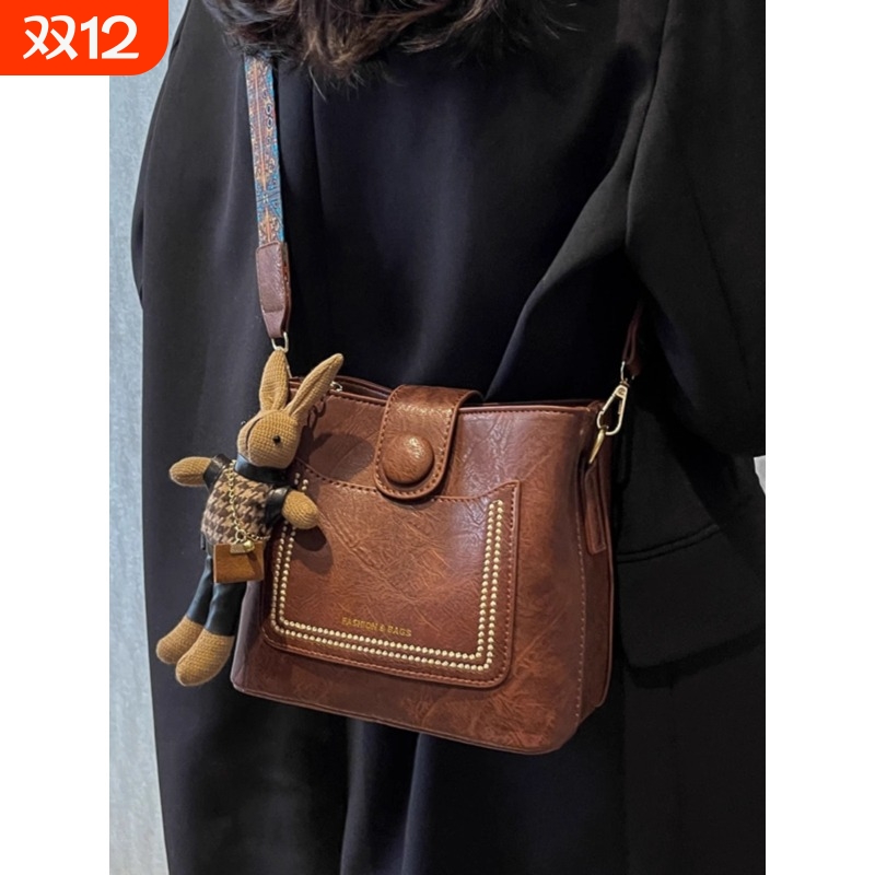 高颜值通勤大容量水桶包包女新款高级质感小众斜挎包女休闲百搭包