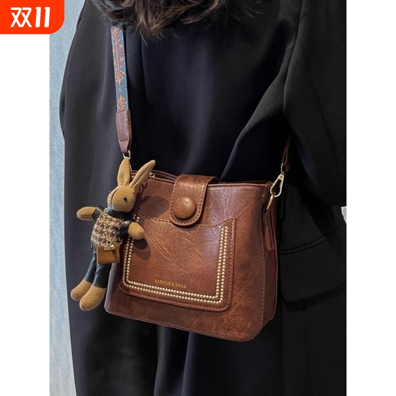 高颜值通勤大容量水桶包包女新款高级质感小众斜挎包女休闲百搭包