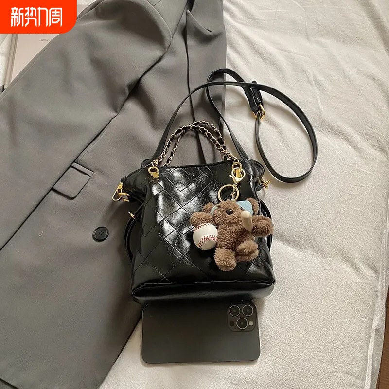 小香风菱格链条手提水桶包包女2026新款高级感轻奢小众斜挎包小包