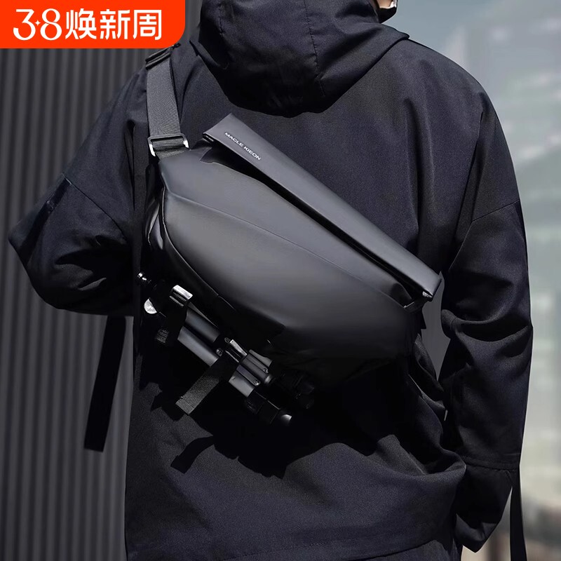 男士斜挎包通勤包胸包男款邮差包骑行包机车背包运动男生单肩包潮