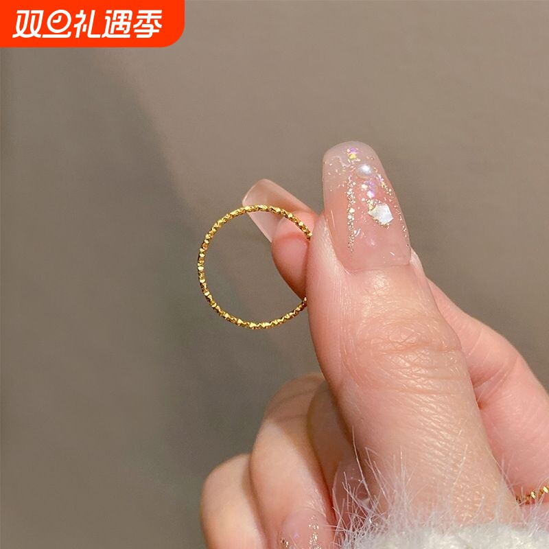 钛钢超细闪沙波纹戒指女食指小众轻奢精致设计高级感金素圈时尚