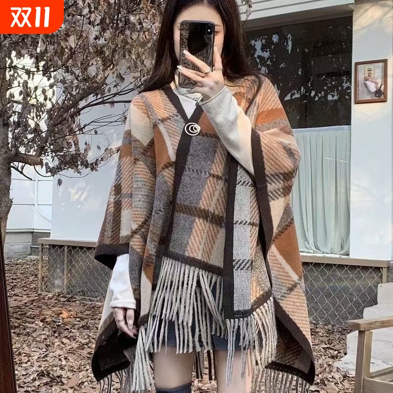 2025新款英伦风披肩斗篷外搭女格子围巾保暖秋冬款黑白防风流苏