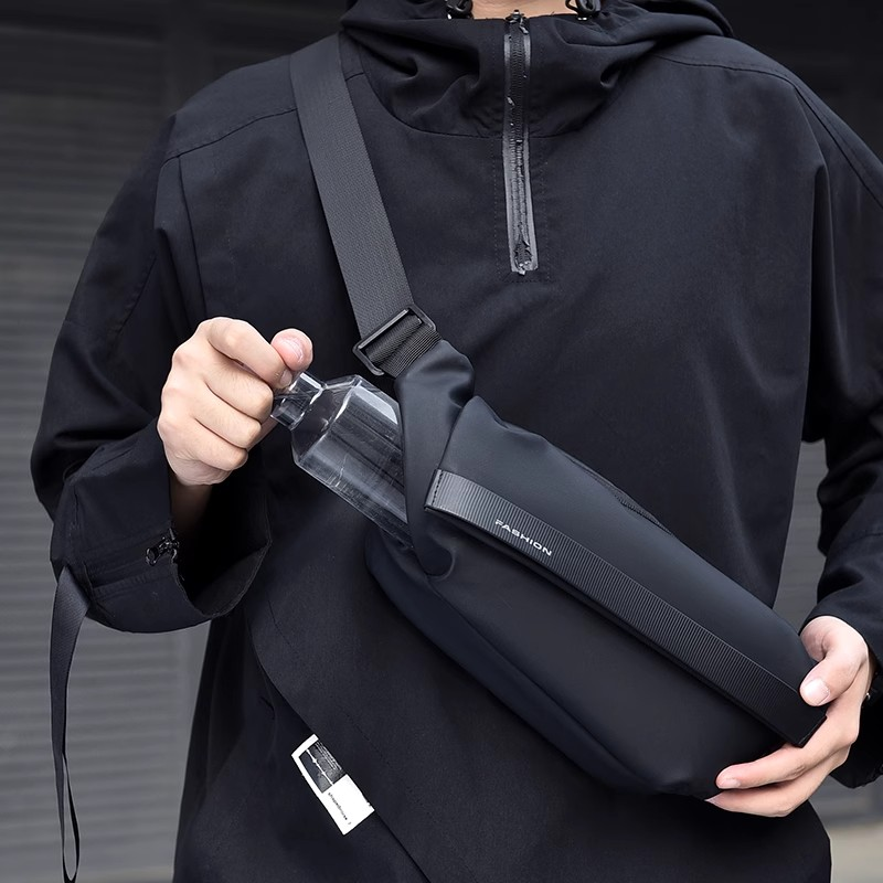 男士斜挎包防水胸包机车骑行背包运动腰包男生单肩小挎包新款出行