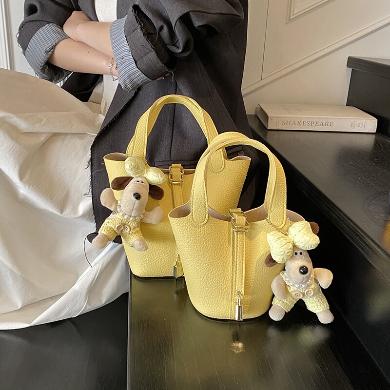 小众手提高级感包包韩国新款轻奢女式菜篮子水桶包斜挎包白色蓝色