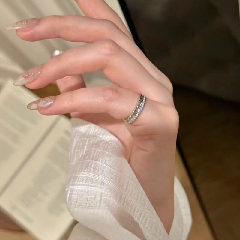 菱格纹尾戒半钻半素轻奢高级感百搭时尚精致戒指2026新年礼物