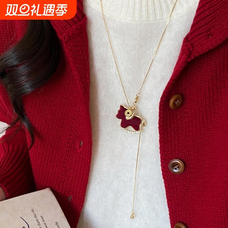 马上好运!红色丝绒小马项链女款本命年高级感毛衣链小众设计配饰