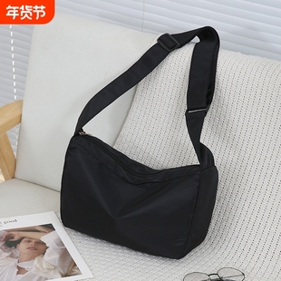 防水牛津布斜挎包女小包单肩尼龙包女式饺子包大气中年妈妈包休闲