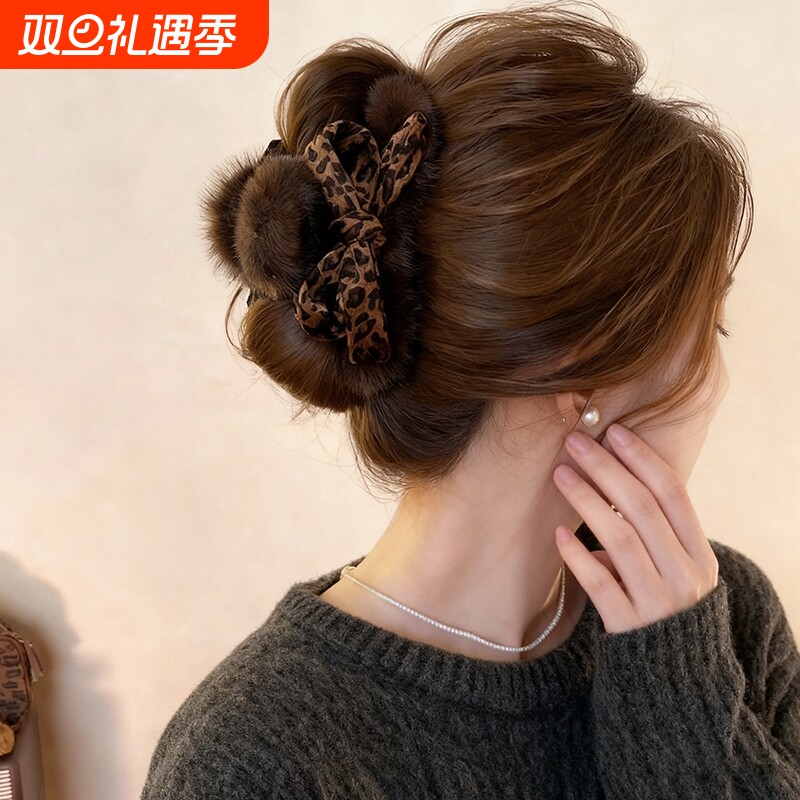 豹纹蝴蝶结毛绒抓夹女秋冬高级感盘发夹2025新款鲨鱼夹后脑勺发饰