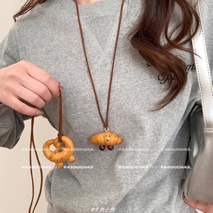 可爱小众设计碱水结面包吊坠项链女秋冬牛角包长毛衣链配饰卫衣链