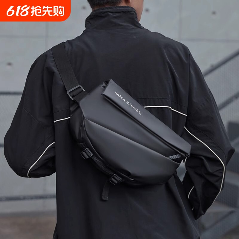 单肩斜挎包男款大容量潮摩托车胸包单肩包磁吸扣背包男士骑行跨包