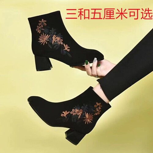 意尔康心选老北京布鞋女民族风新款短靴加绒复古绣花鞋妈妈粗跟单