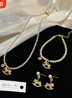 「马上有钱」碎冰冰小马吊坠钱币珍珠项链秋冬轻奢小众高级毛衣链
