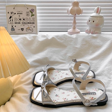 绝美配裙子凉鞋女夏外穿时尚高级感2025新款法式平底凉拖扣带露趾