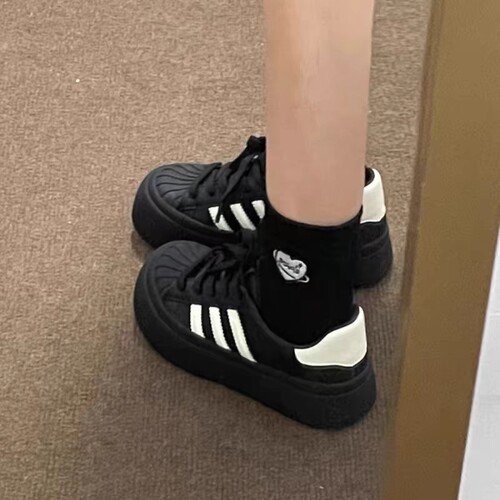 意尔康心选贝壳头黑色板鞋女2025秋冬新款厚底休闲运动大头可爱娃