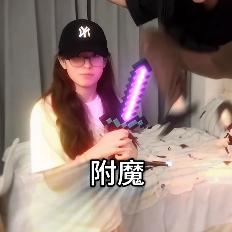 我的世界钻石剑周边mc黑科技玩具弓箭像素灯儿童学生生日礼物水晶