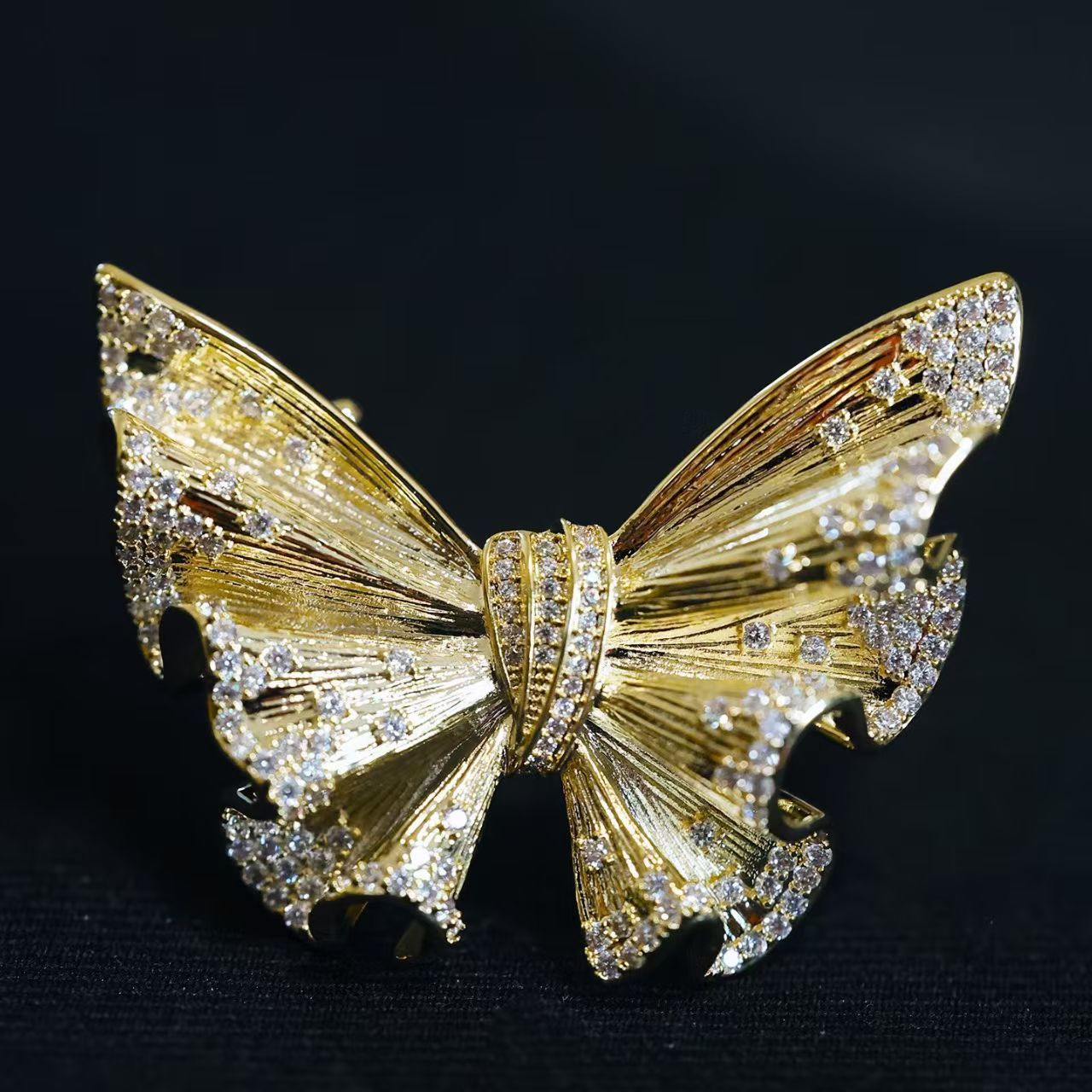 小众设计感金色褶皱蝴蝶胸针高档轻奢气质精致百搭高级感大衣配饰