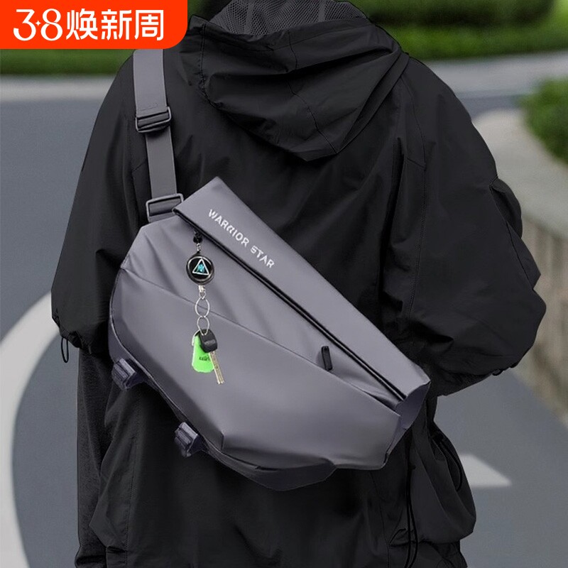 男生大容量旅行单肩包男士运动通勤包2025新款骑行斜挎包男款防水