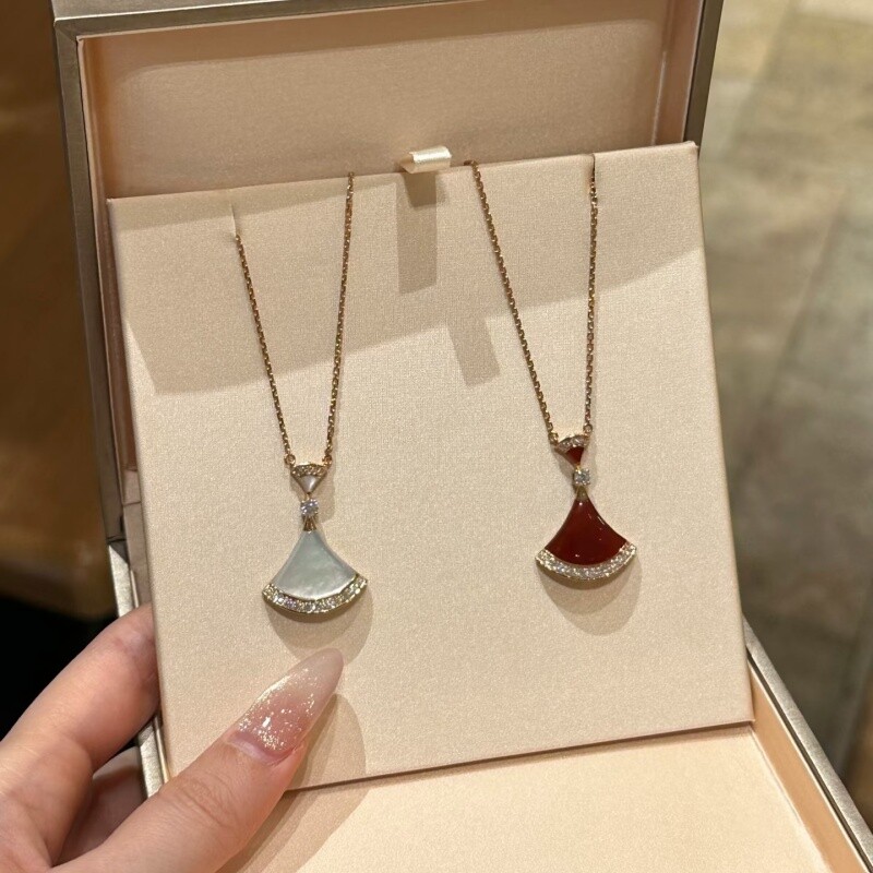 小裙子项链精致镀厚18k玫瑰金轻奢锁骨链白贝母扇形吊坠闺蜜