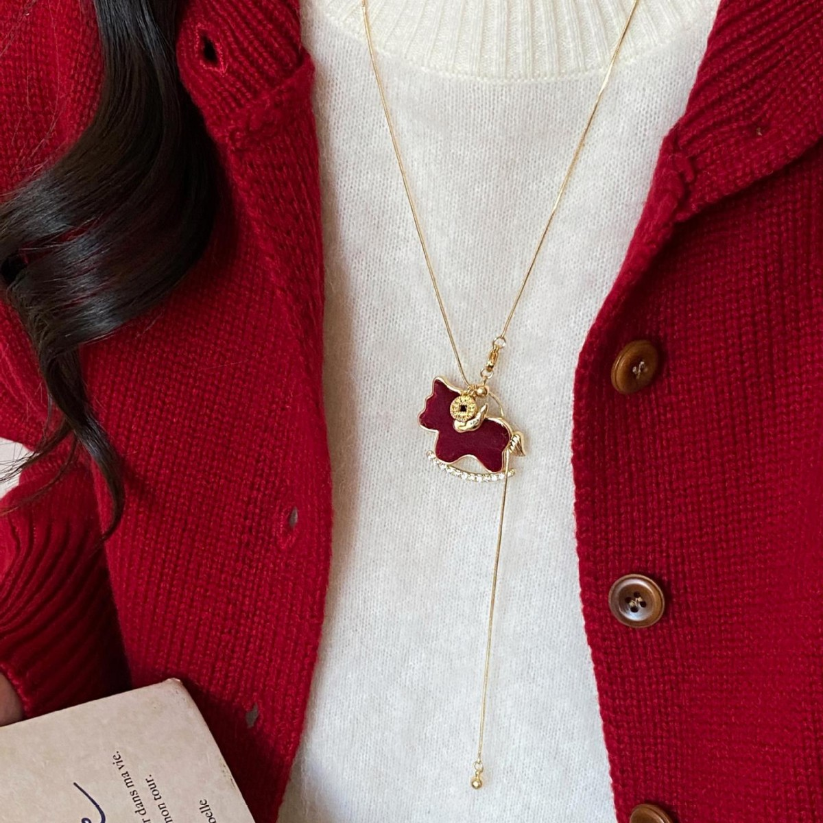 马上好运!红色丝绒小马项链女款本命年高级感毛衣链小众设计配饰