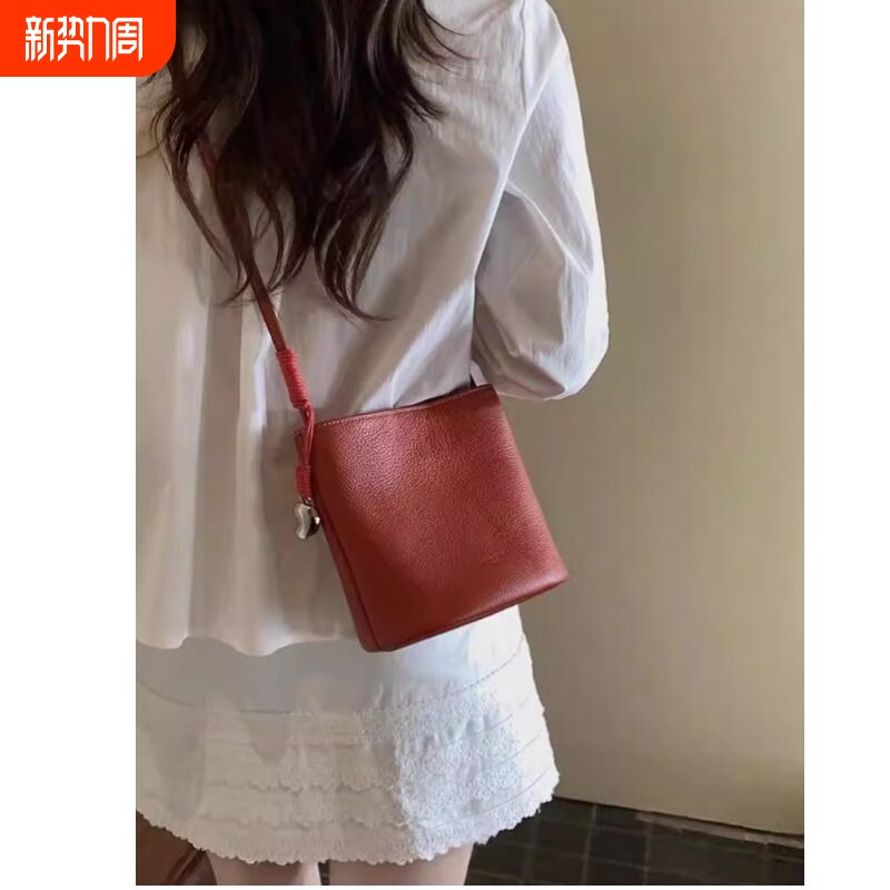 复古简约红色斜挎包PU皮麦田派对水桶包包女单肩斜挎小包INS