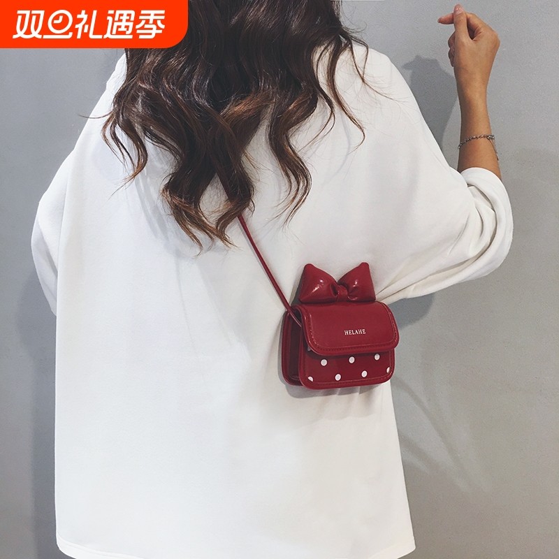 高级感酒红色洋气迷你包包女2024新款可爱精致口红包百搭斜挎小包