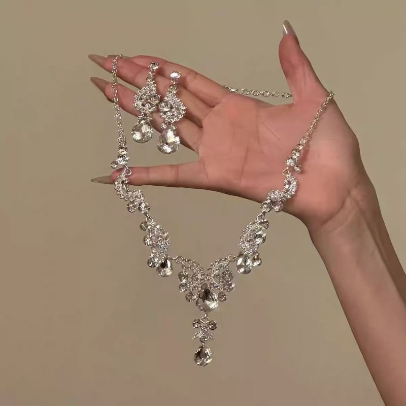 情人节「」宫廷风超闪银色闪钻水滴项链新款高级感轻奢锁骨链爆闪