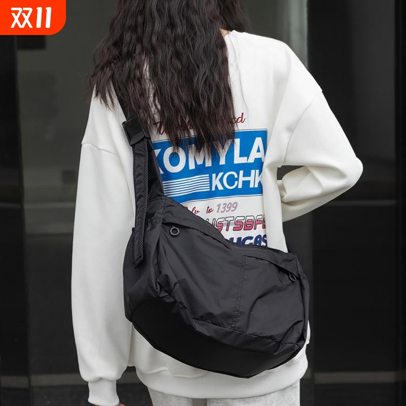新款单肩包男女同款斜挎包运动风大容量休闲托特包女大学生包耐用