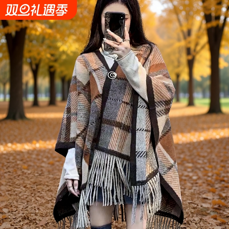 2025新款英伦风披肩斗篷外搭女格子围巾保暖秋冬款黑白流苏轻奢