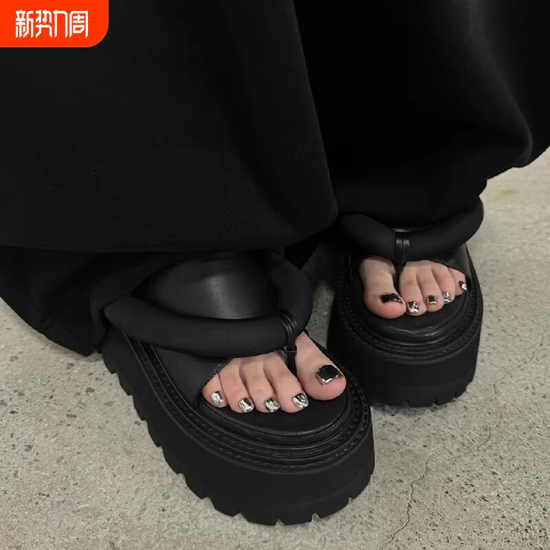 王霏霏同款黑色小个子增高拖鞋女夏外穿2026新款厚底沙滩人字凉拖