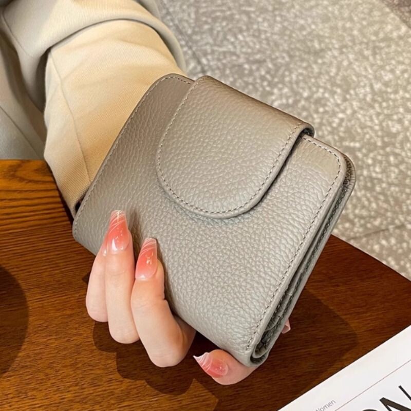 简约小众2025新款钱包女士短款真皮质感按扣竖款精致柔软折叠钱夹