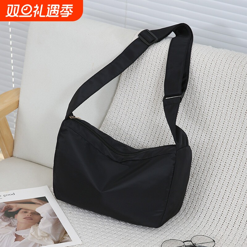 防水牛津布斜挎包女小包时尚单肩尼龙包女式饺子包大气中年妈妈包