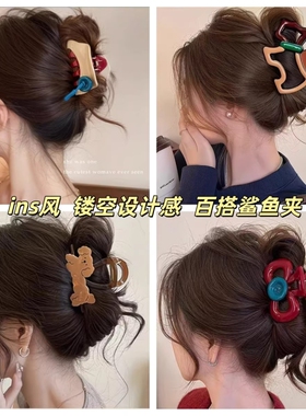 可爱狗鲨鱼夹多巴胺小抓夹女高级感撞色2026新款设计发夹蝴蝶红色