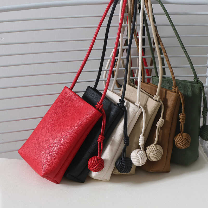 韩版文艺小清新小圆球挂饰斜挎手机包轻便百搭软皮iphone小包包女