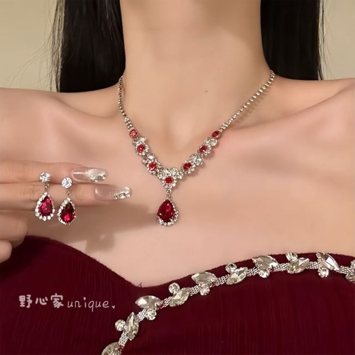 贵女千金红色项链礼服套装配饰锁骨链女高级感法式祖母绿水滴锆石