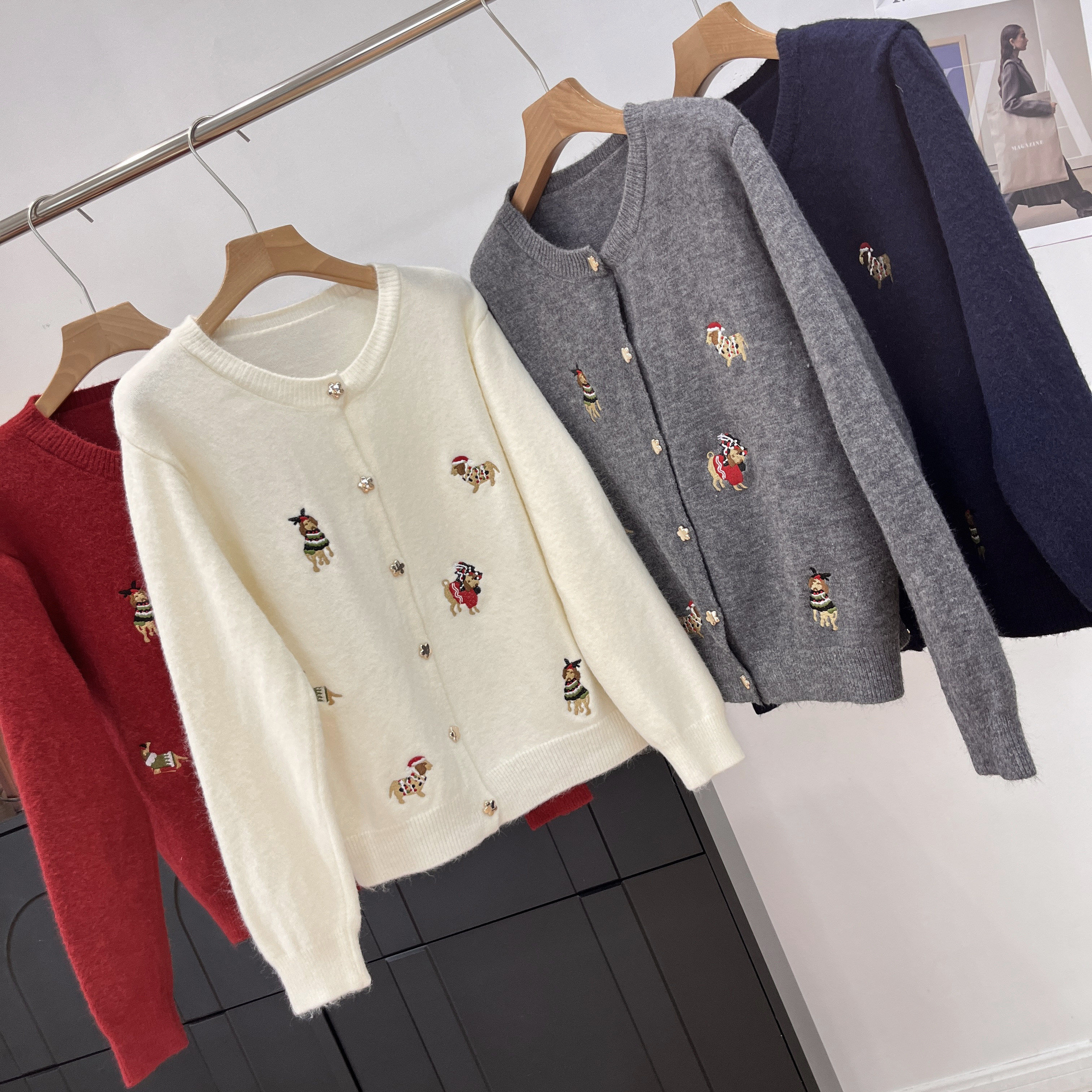 新年氛围感红色毛衣开衫女春季新款小狗刺绣针织外套卡通减龄上衣,女装/女士精品,毛衣,淘宝优惠券,粉丝福利购,淘宝优惠卷