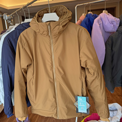 茑系平替轻量化机能运动棉服外套