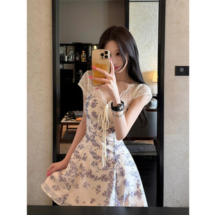 微胖韩系辣妹蕾丝拼接碎花连衣裙女25年夏季 XZY V领收腰系带短裙