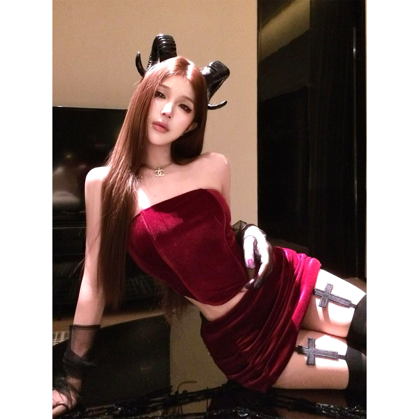 微胖纯欲辣妹红色丝绒抹胸上衣