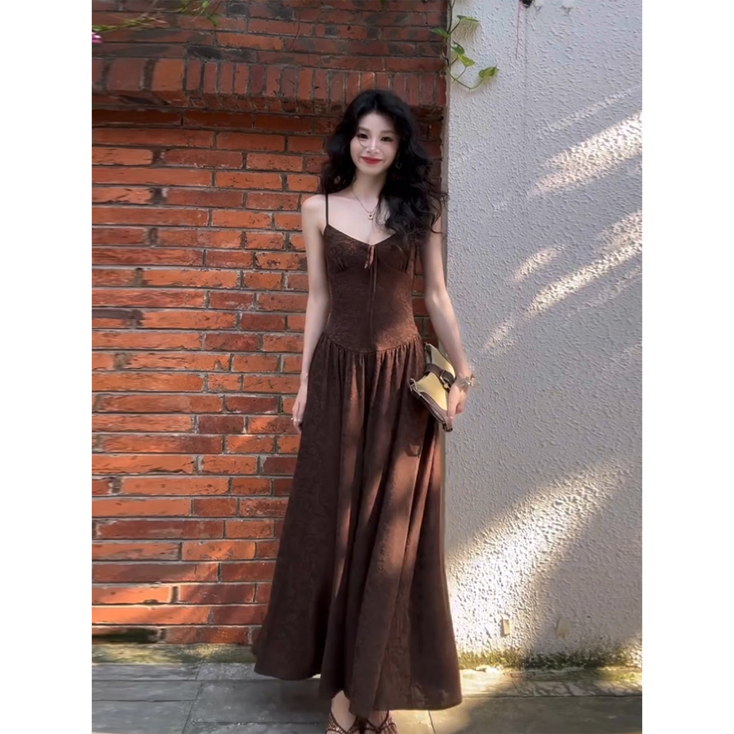 微胖港风复古棕色V领吊带连衣裙