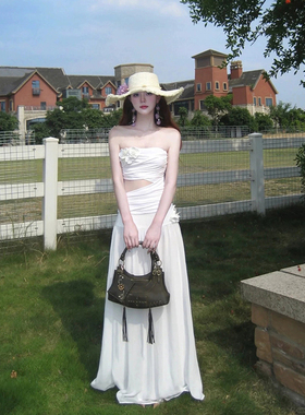 XZY 微胖纯欲度假风白色花朵露腰抹胸女25年夏季缎面大摆半裙套装