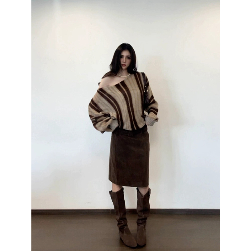 微胖可露丽风咖色条纹斜肩针织衫