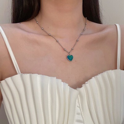 鹿妮温感变色爱心项链